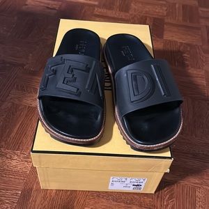 Men’s Fendi rubber slides